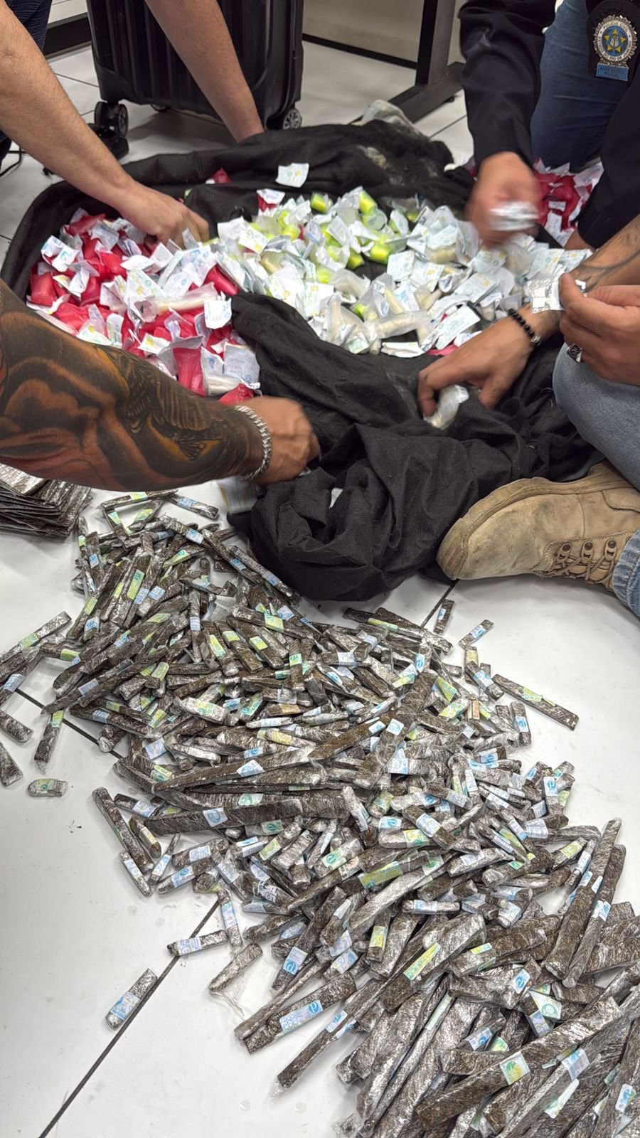 Operação Asfixia: Polícia Civil desmonta boca de fumo e prende olheiro do Comando Vermelho em Caxias