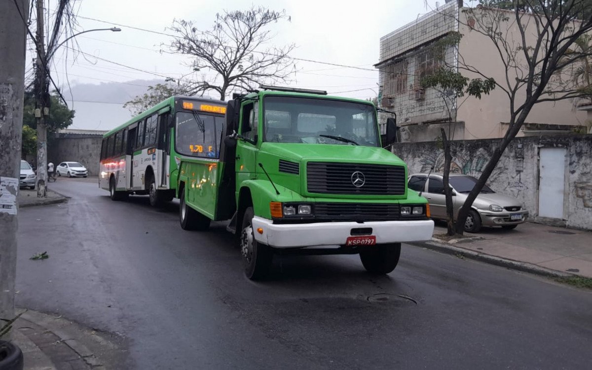 Quinze ônibus são usados como barricada durante operação na Zona Norte