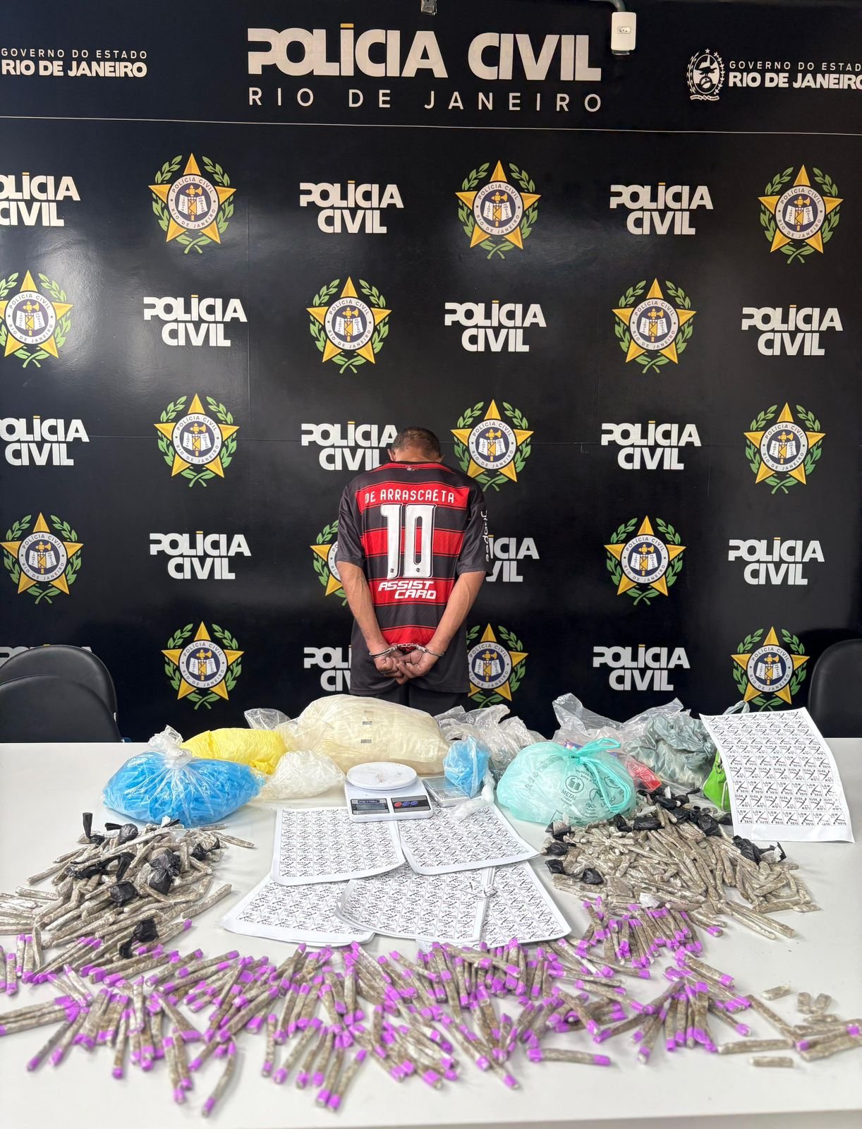 Traficante do Comando Vermelho é capturado em Macaé com tonel enterrado de drogas