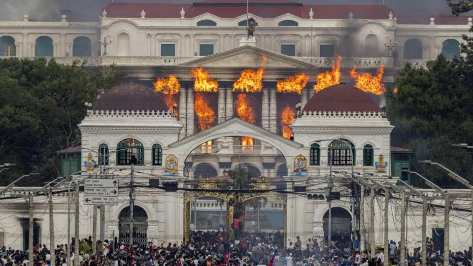 A primeira revolução digital: Nepal em chamas