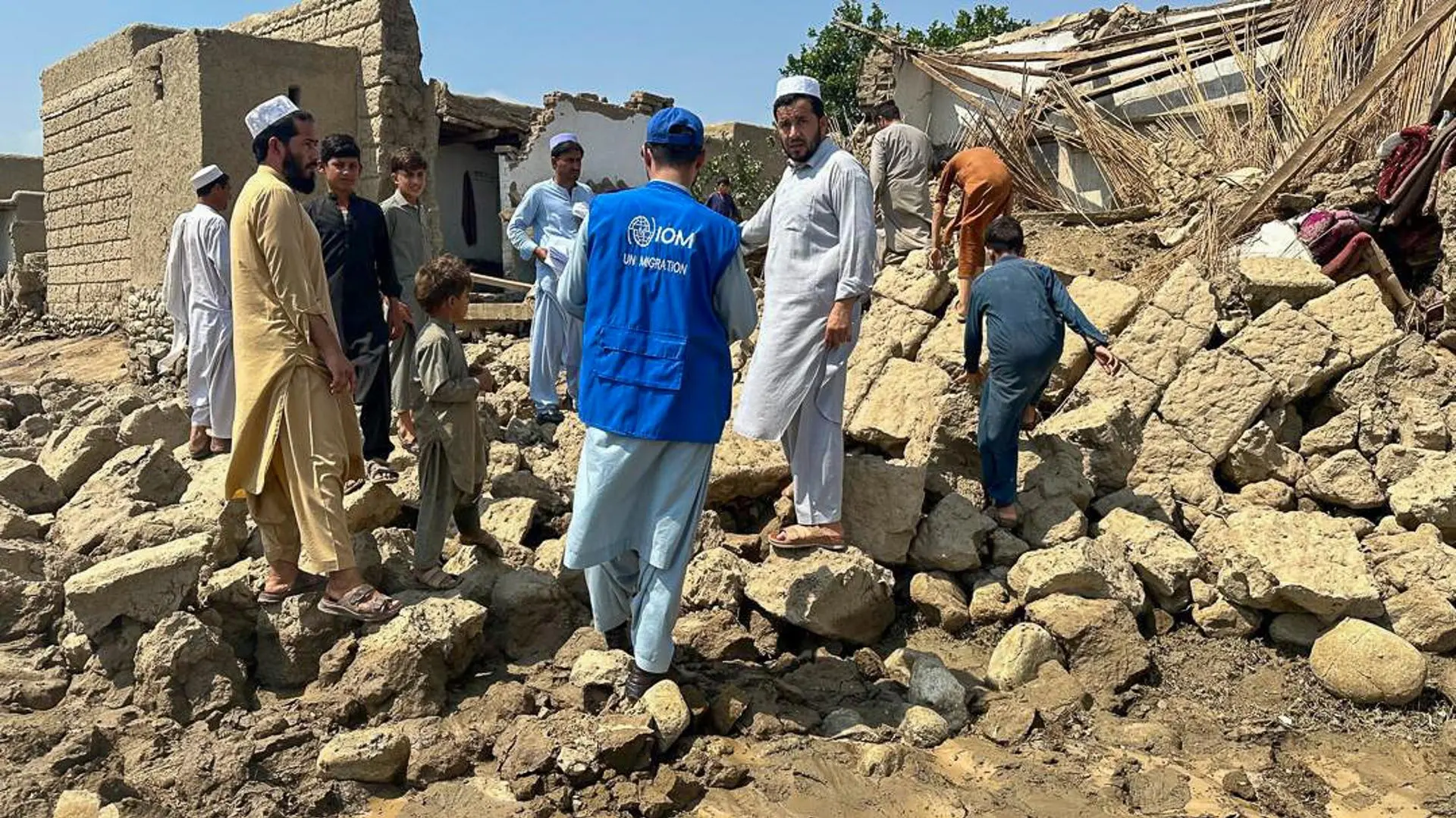 Terremoto no Afeganistão já deixou 800 pessoas mortas e mais de 2 mil feridas