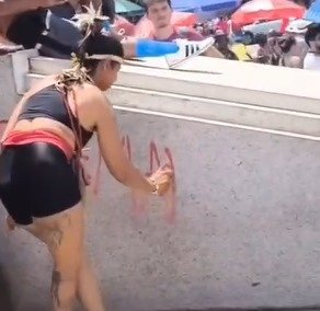 Mulher picha monumento histórico durante protesto contra PL da Dosimetria em Belo Horizonte e é detida