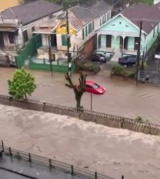 Temporal causa caos em Petrópolis e arrasta veículos pelas ruas