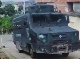 Caveirão da PM é alvo de tiros durante madrugada no Fonseca, em Niterói