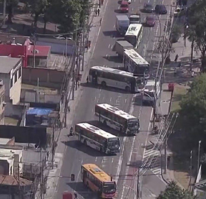 “Zona Norte do Rio sob ataque: barricadas com ônibus expõem vulnerabilidade do Estado”