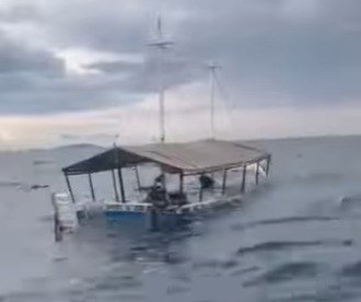 Embarcação com 50 pessoas afunda em Ubatuba e provoca momentos de pânico no mar