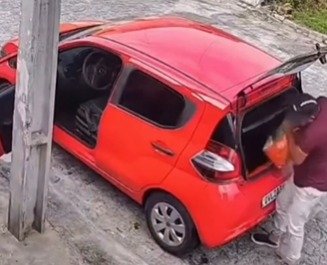 Motorista de aplicativo é flagrado furtando passageira no Rio de Janeiro