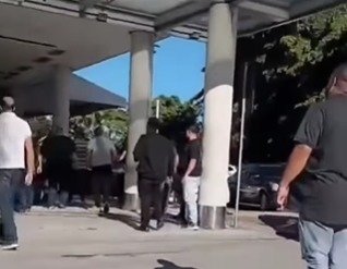 Disputa entre táxis e aplicativos termina em tumulto no Centro do Rio