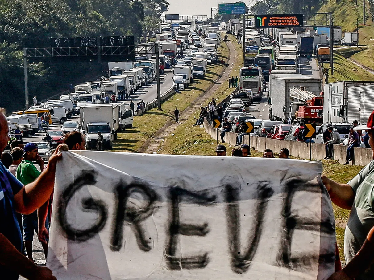 Greve de caminhoneiros começa com mobilizações em acessos aos portos e pode afetar logística nacional